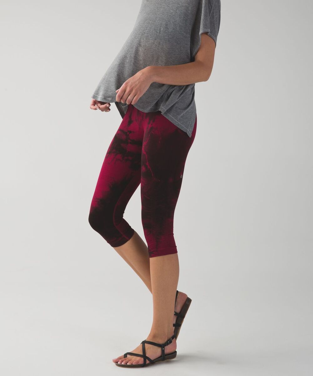 Lululemon In The Flow Crop II Athletic Leggings Red Black Tie Dye Size 8